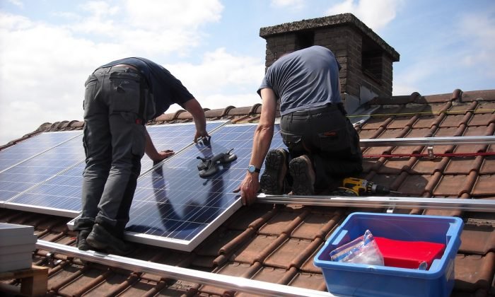 Professionals are installing solar rooftop